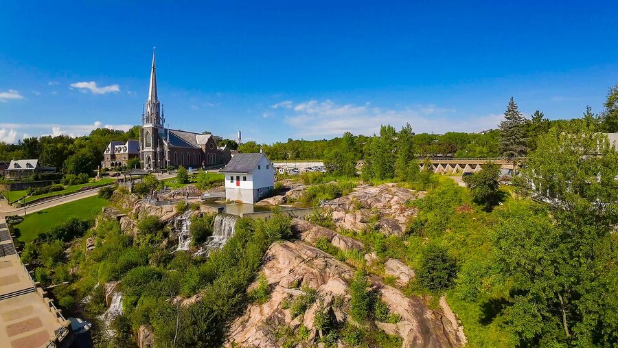 Vue sur la Petite maison blanche et le parc du Bassin