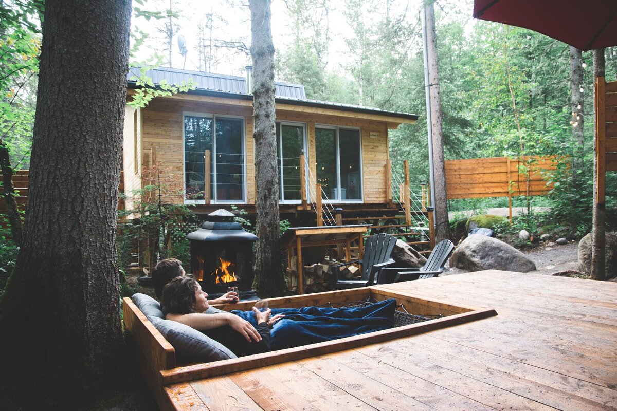 Couple relaxant au bord du feu à Exode en Nature