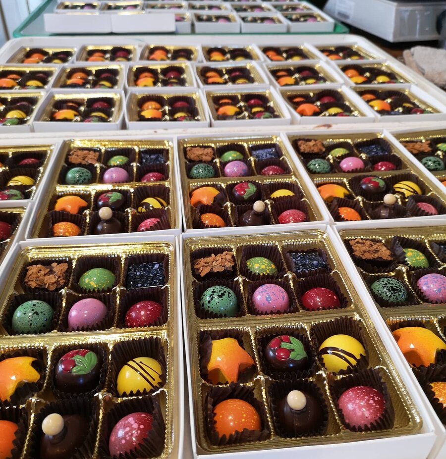 Boîtes de chocolats fins colorés de Chocolats Rose Élisabeth