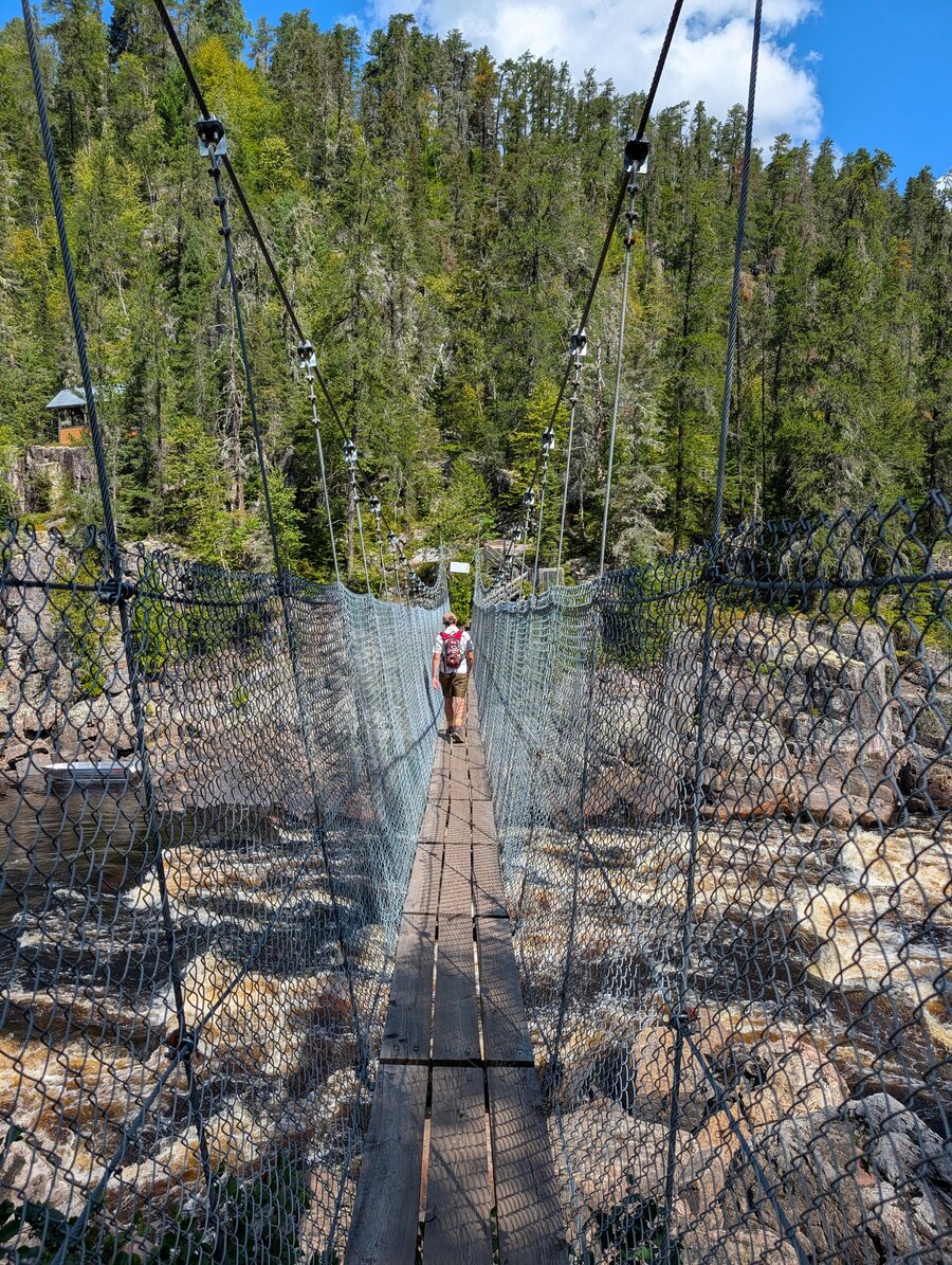 Traversée d’un pont suspendu au-dessus de la rivière