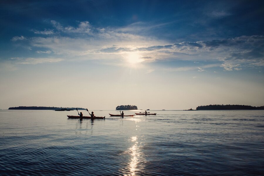 Kayakistes sur le lac Saint-Jean au coucher du soleil