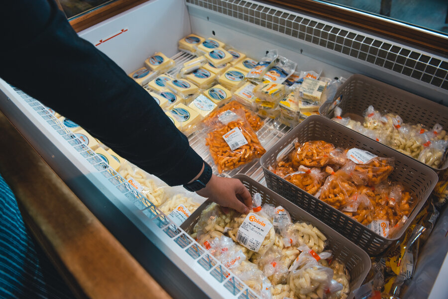 Client choisissant des fromages à la Fromagerie Boivin