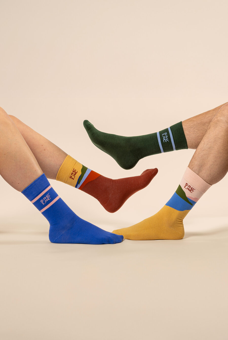 Chaussettes SagLac colorées croisées sur des pieds levés