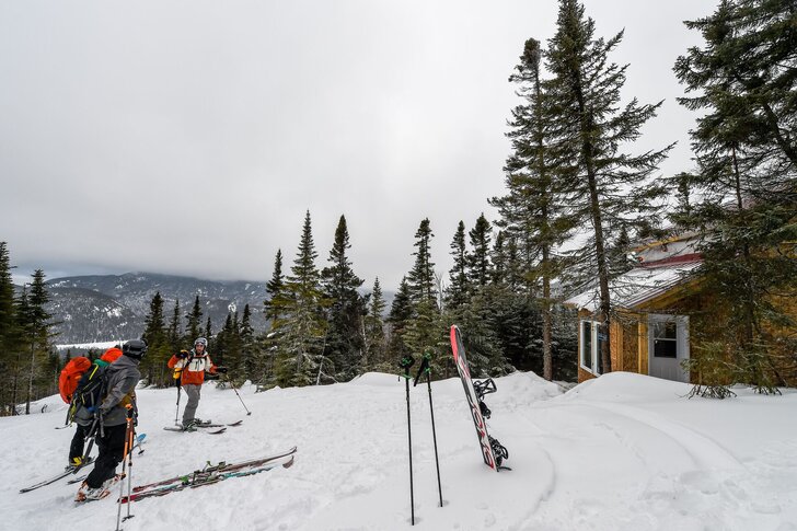 Skieurs en randonnée près d’un chalet au Mont Edouard