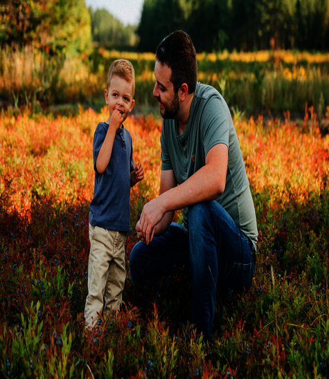 Père et fils à la cueillette de bleuets 