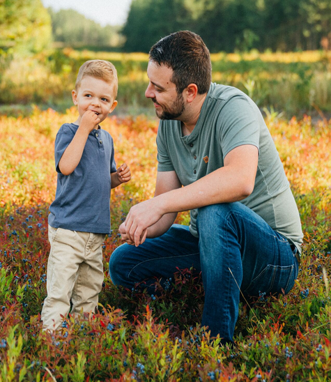Père et fils à la cueillette de bleuets 