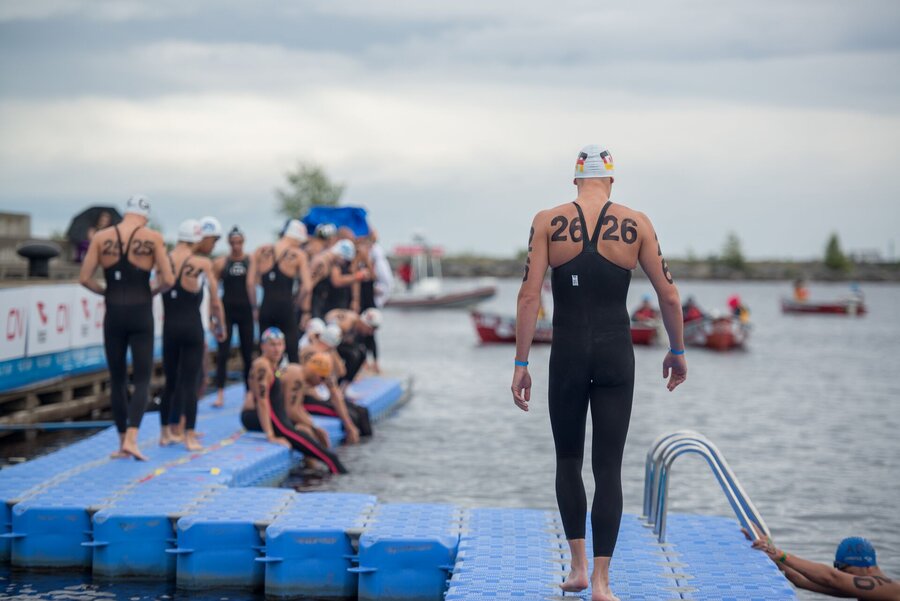 Nageurs à la Traversée du lac Saint-Jean sur quai