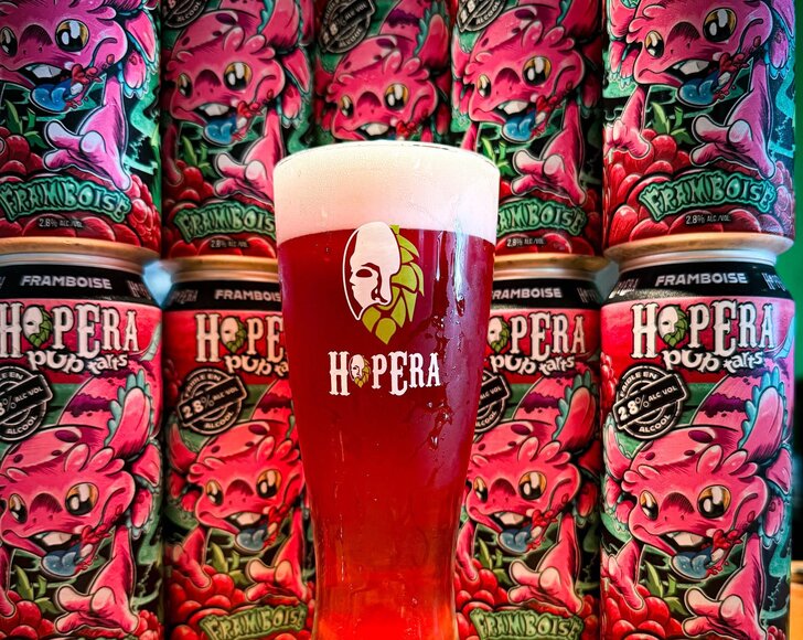 Verre et canettes de bière framboise de l’HopEra