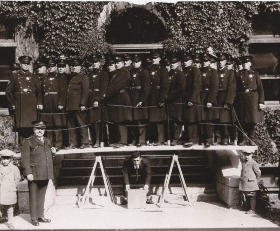 Photo historique de l’Ermitage Saint-Antoine avec groupe en uniforme