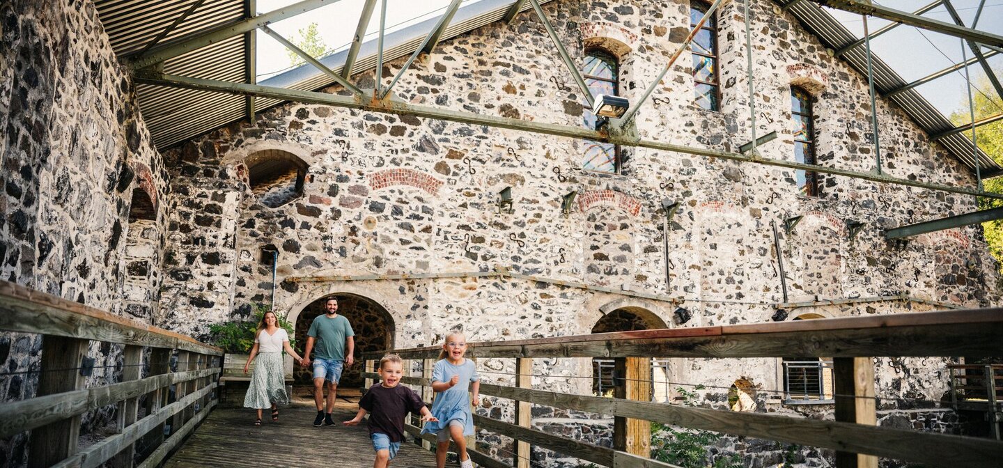 Famille visitant la Pulperie de Chicoutimi