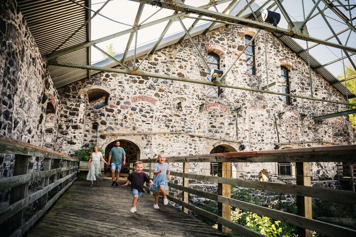 Famille visitant la Pulperie de Chicoutimi