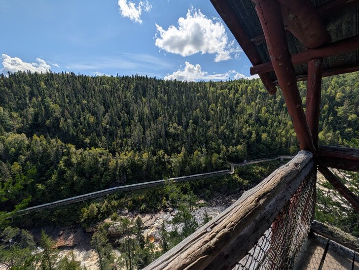 Belvédère avec vue sur la forêt du Trou de la Fée