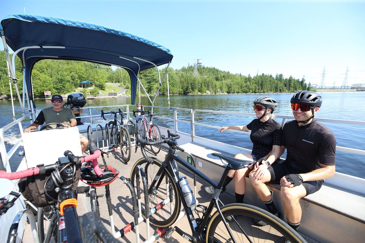 Couple enjoying the water shuttles along the Véloroute des Bleuets bike route