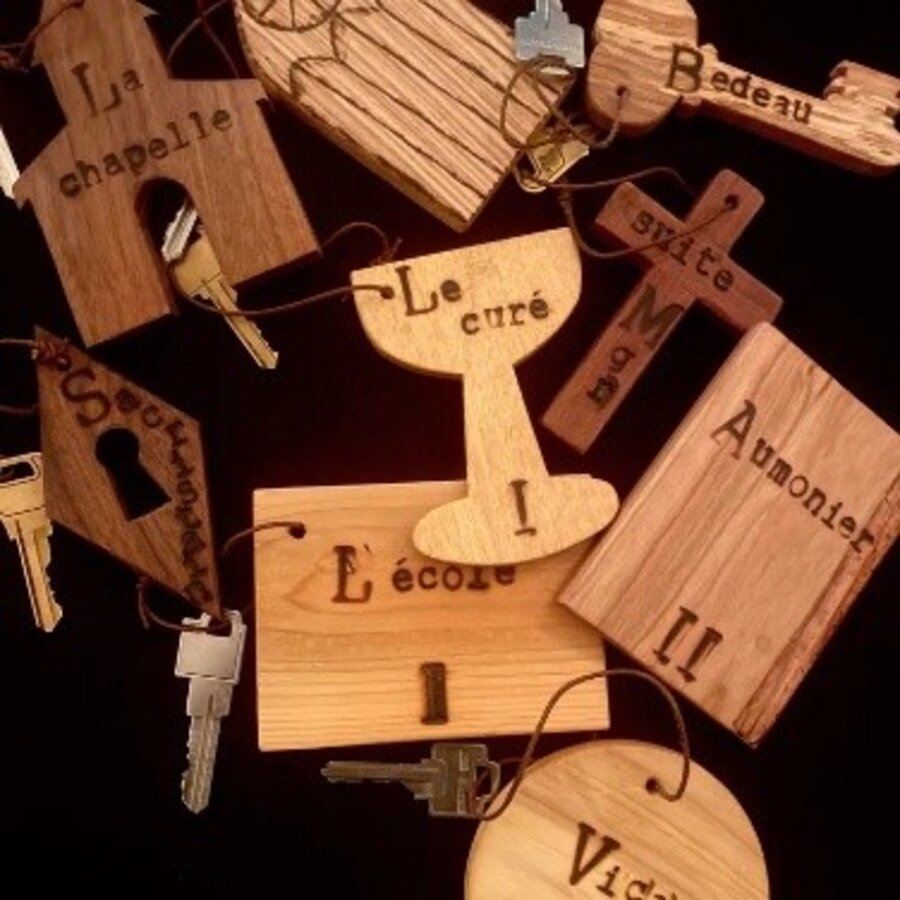 Porte-clés en bois inspirés du patrimoine de l’Auberge Presbytère