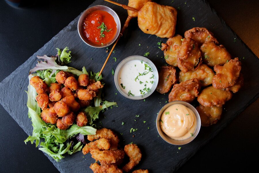 Assiette de bouchées frites et sauces à partager