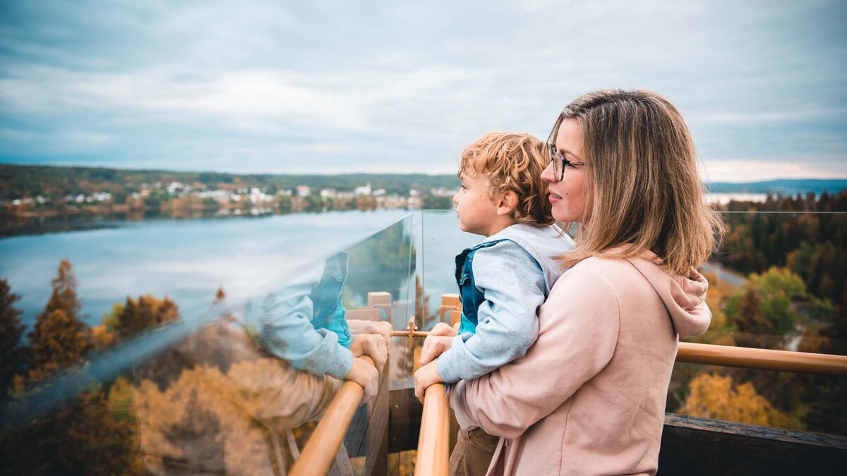 Mère et son enfant admirant le paysage du haut de la tour