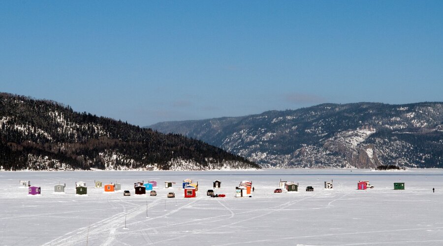 Vue du village sur de pêche sur glace de La Baie