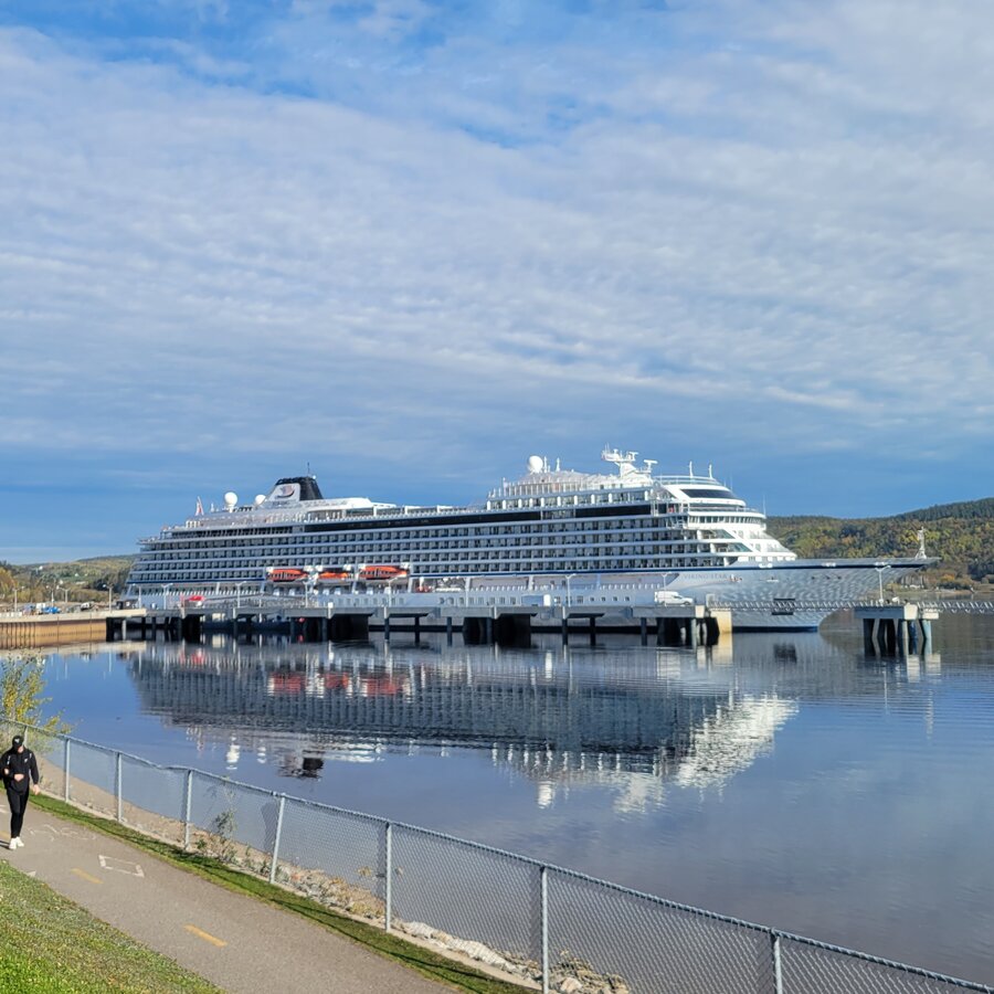 Bateau de croisière au port de La Baie