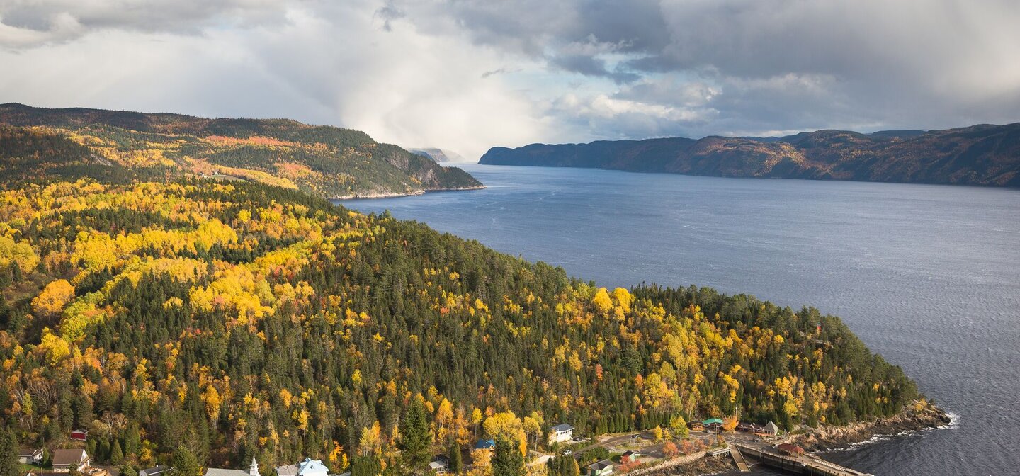 Vue aérienne de Sainte-Rose-du-Nord en couleurs d’automne