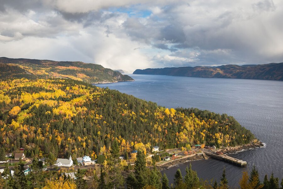 Vue aérienne de Sainte-Rose-du-Nord en couleurs d’automne
