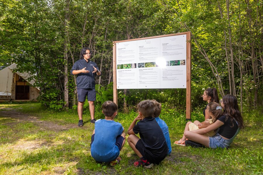 Animation éducative en forêt au Musée ilnu de Mashteuiatsh