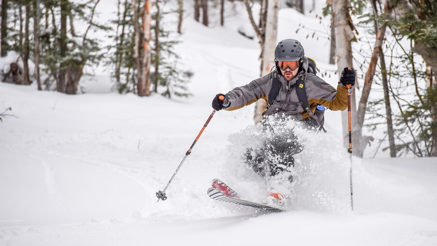 Skieur en action en hors piste au Mont-Édouard