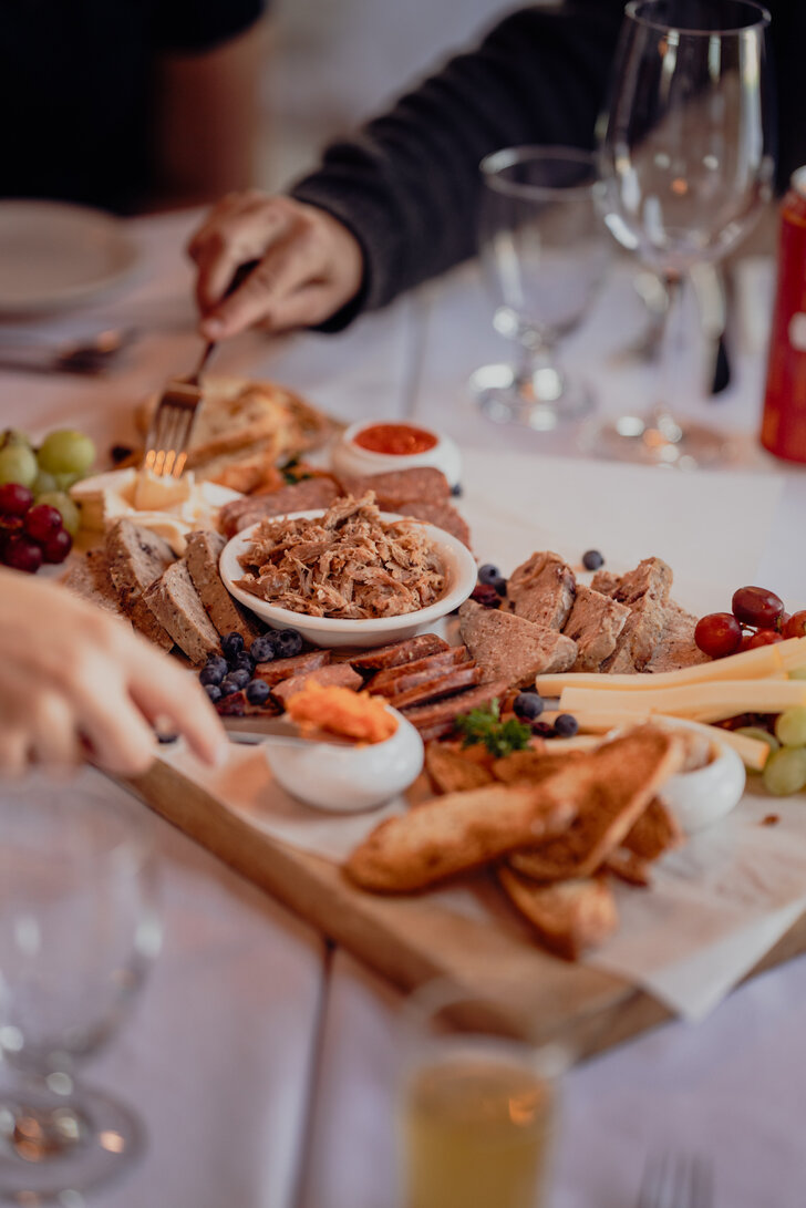 Planche de charcuteries et fromages à partager avec fruits et pain
