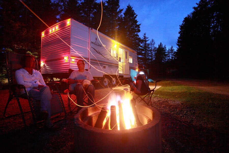 Groupe de gens autour d'un feu de camps