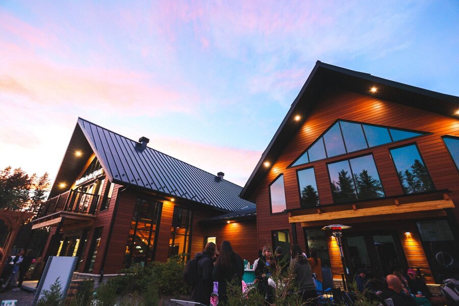 Bâtiment de la Distillerie du Fjord animé au crépuscule