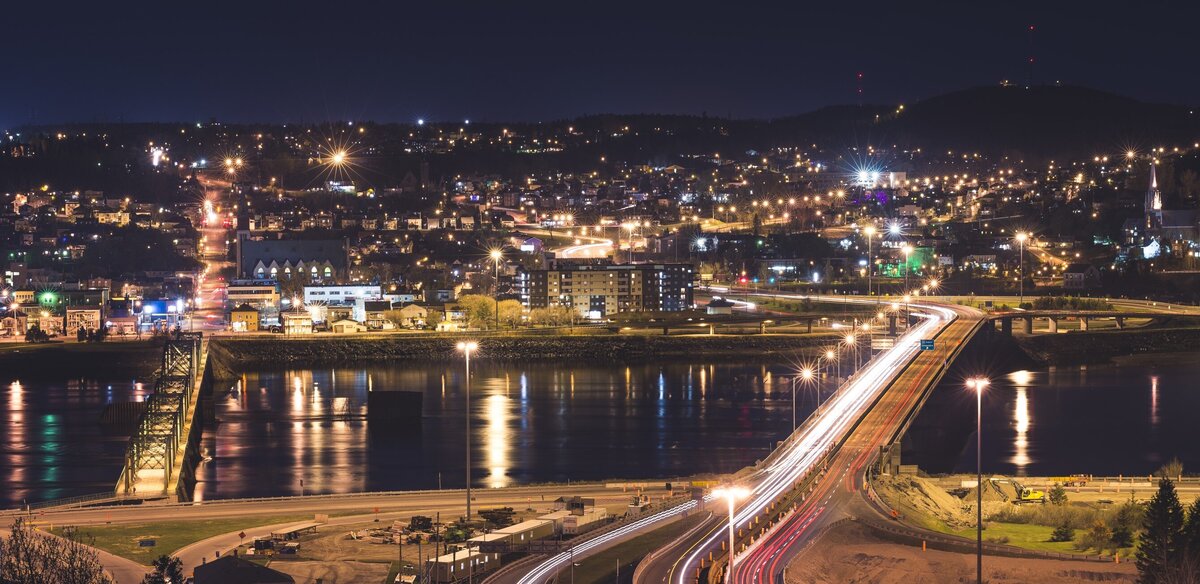 Vue de Chicoutimi, de la rivière Saguenay et des deux ponts sous la nuit