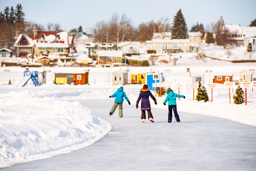Enfants patinant sur un sentier glacé en plein hiver