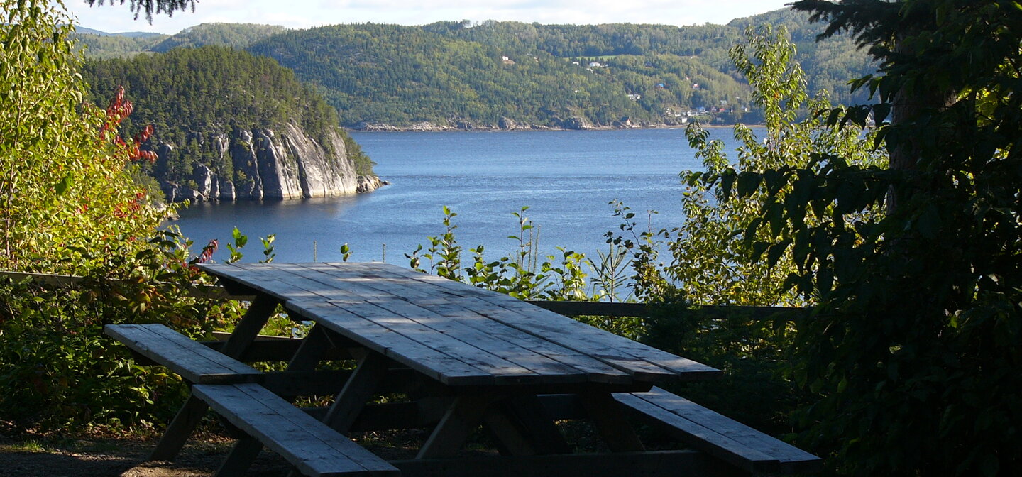 Camping VIVA Petit-Saguenay, un point de vue vertigineux sur le fjord.