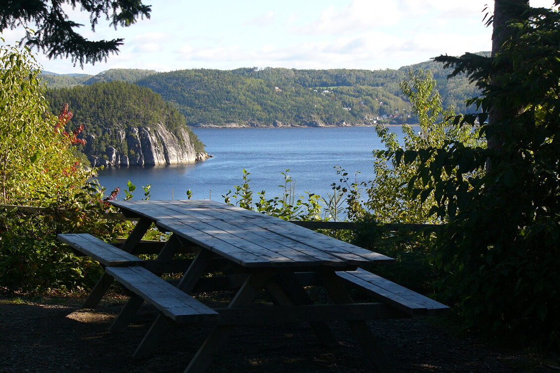 Camping VIVA Petit-Saguenay, un point de vue vertigineux sur le fjord.