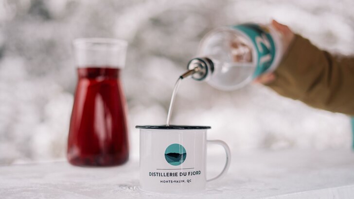 Préparation d'un cocktail à la Distillerie du Fjord