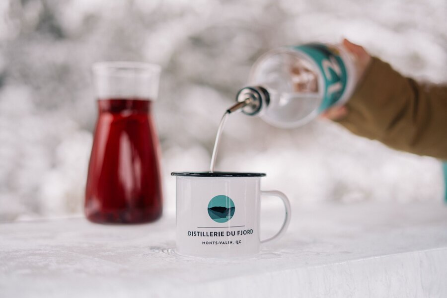 Tasse Distillerie du Fjord remplie d’un spiritueux Gin km12