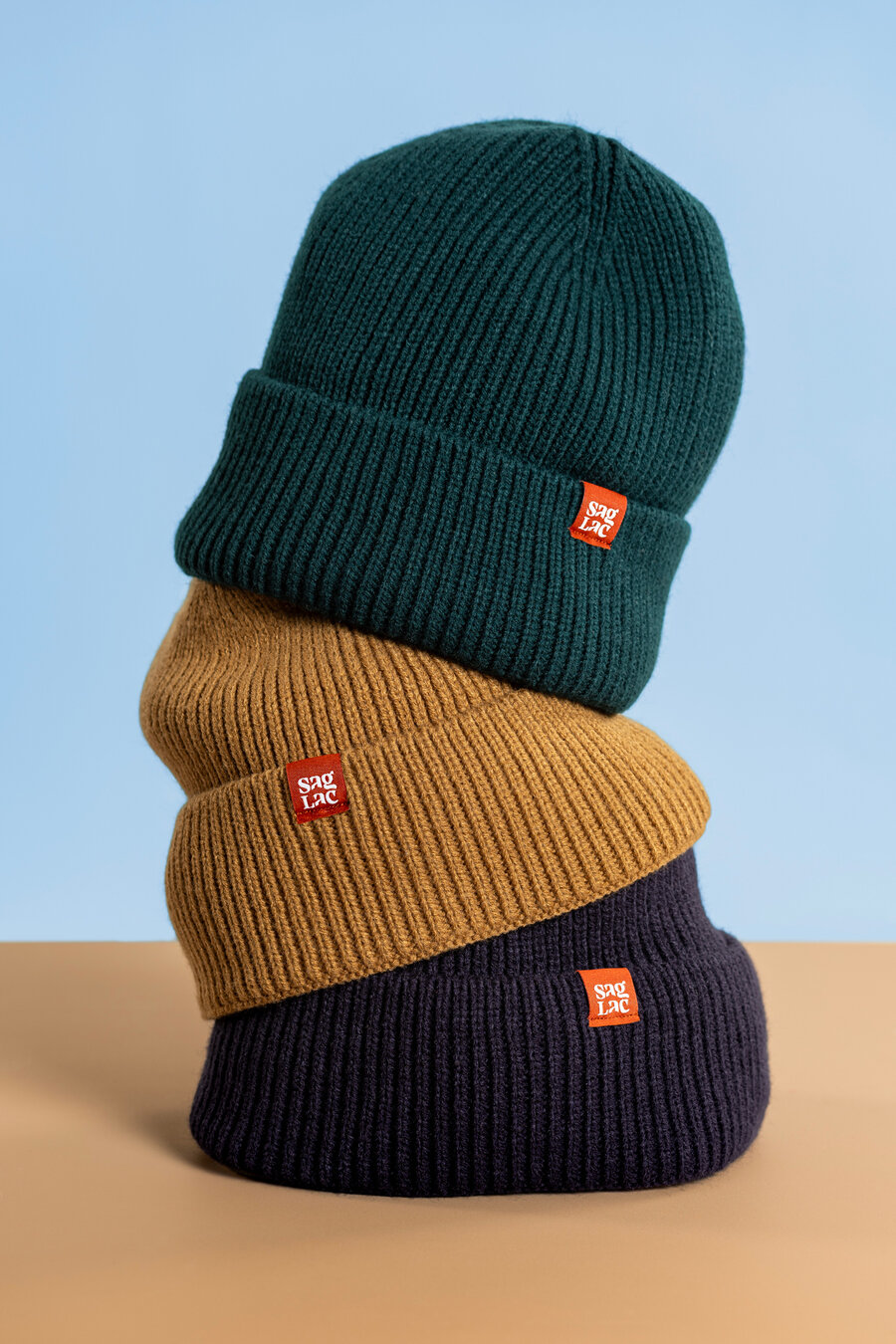 Pile de trois tuques SagLac de couleurs différentes