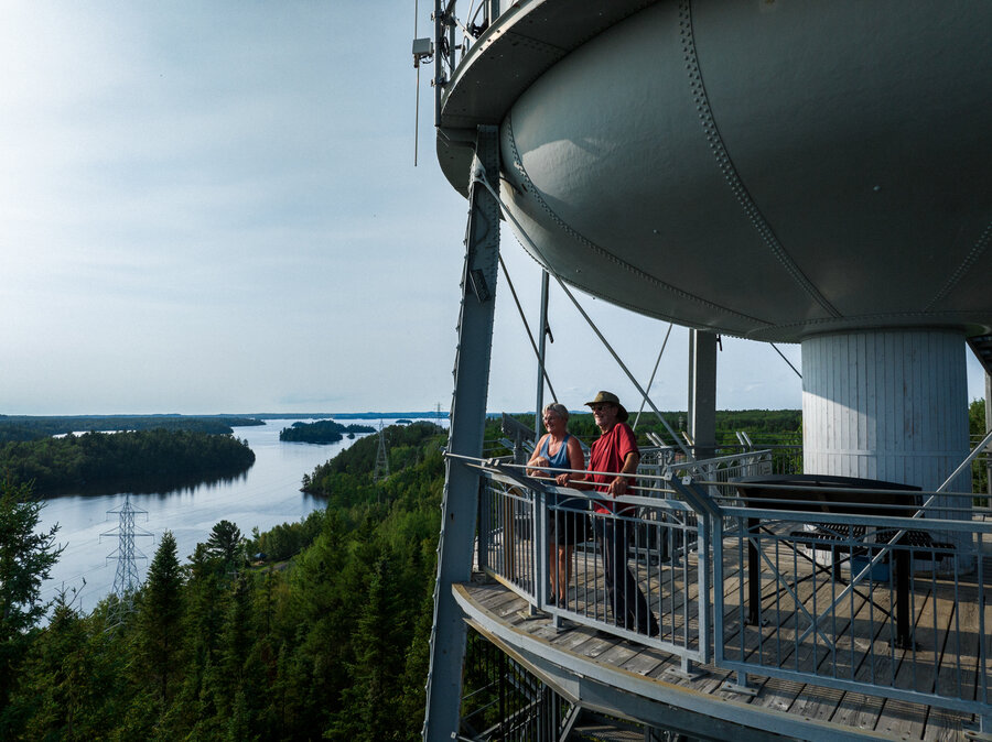 Couple admirant la vue depuis un belvédère près du château d’eau