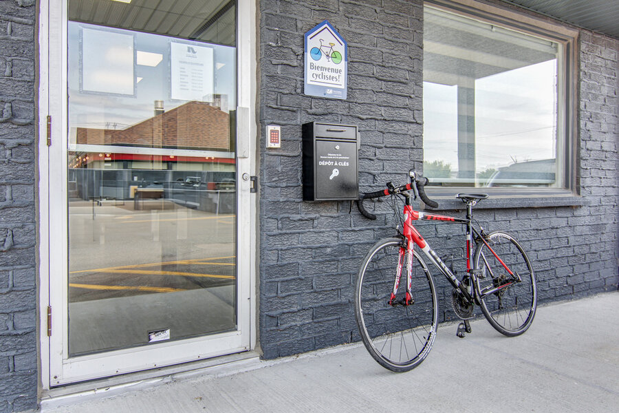 Vélo devant un accueil certifié Bienvenue cyclistes!