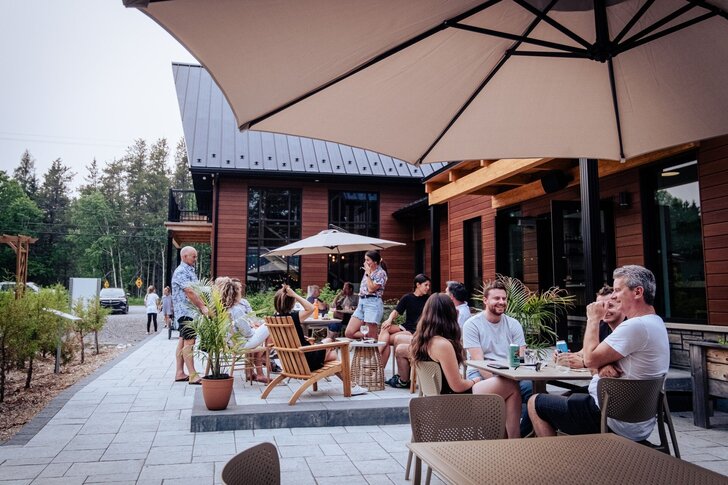 Terrasse animée de la Distillerie du Fjord en été