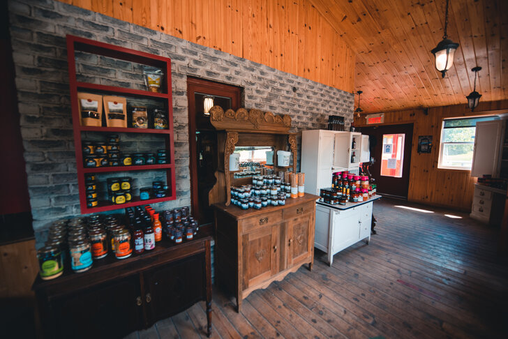 Boutique de la Fromagerie Médard avec produits du terroir