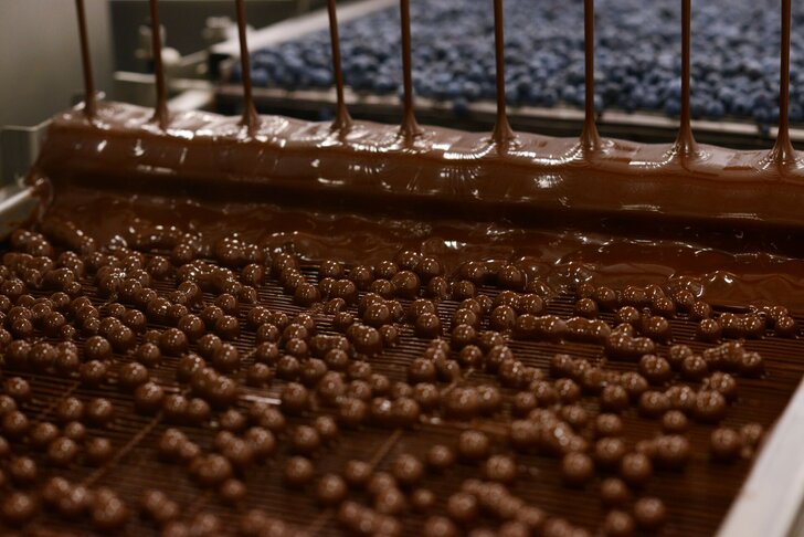 Enrobage de chocolats sur chaîne à la chocolaterie trappiste