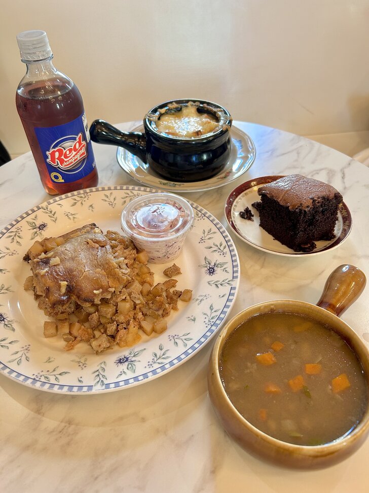 Repas traditionnel avec soupe, pâté et desserts maison