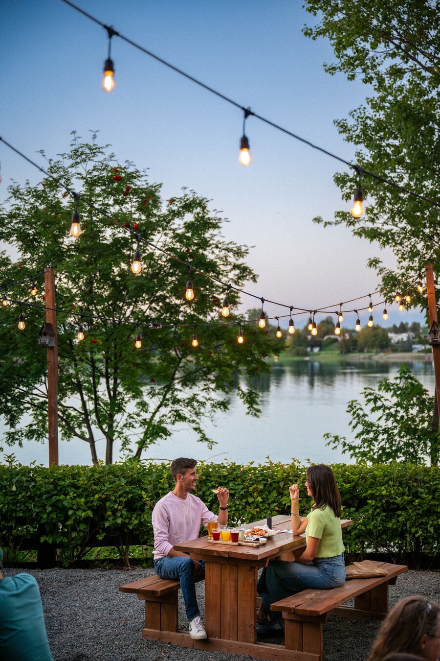 Terrasse de la Microbrasserie La Chouape au bord de l’eau