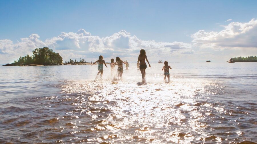 Jeunes profitant d'une journée ensoleillé à la plage au Lac Saint-Jean