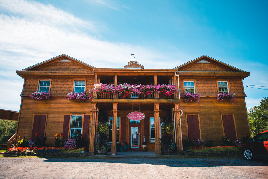Façade de la Fromagerie Médard ornée de fleurs colorées