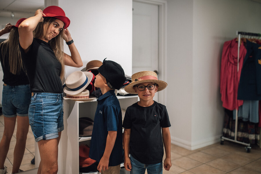 Atelier de costumes avec enfants essayant des chapeaux