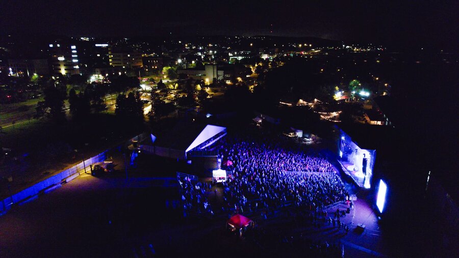 Vue sur le spectacle au vieux port lors du Festival des Rythmes du monde