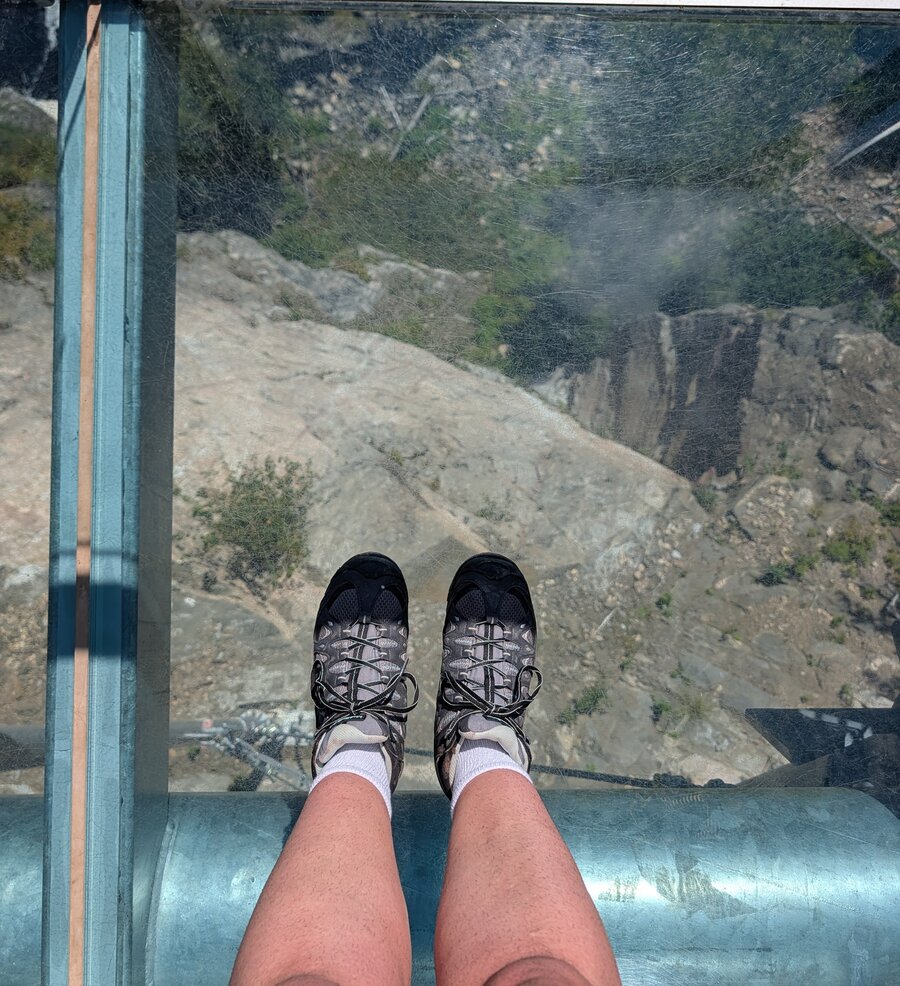 Vue vertigineuse depuis un plancher de verre