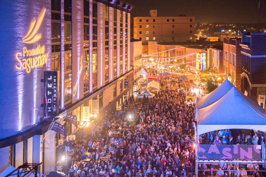 Vue aérienne de la foule pendant le Festival international des Rythmes du Monde de Saguenay