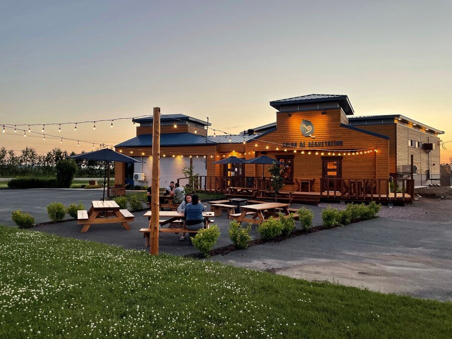 Terrasse de Bercée Microbrasserie illuminée au crépuscule